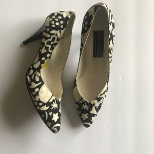 Stuart Weizmann Grafitti Pump. Black/Ivory. Size 9B.